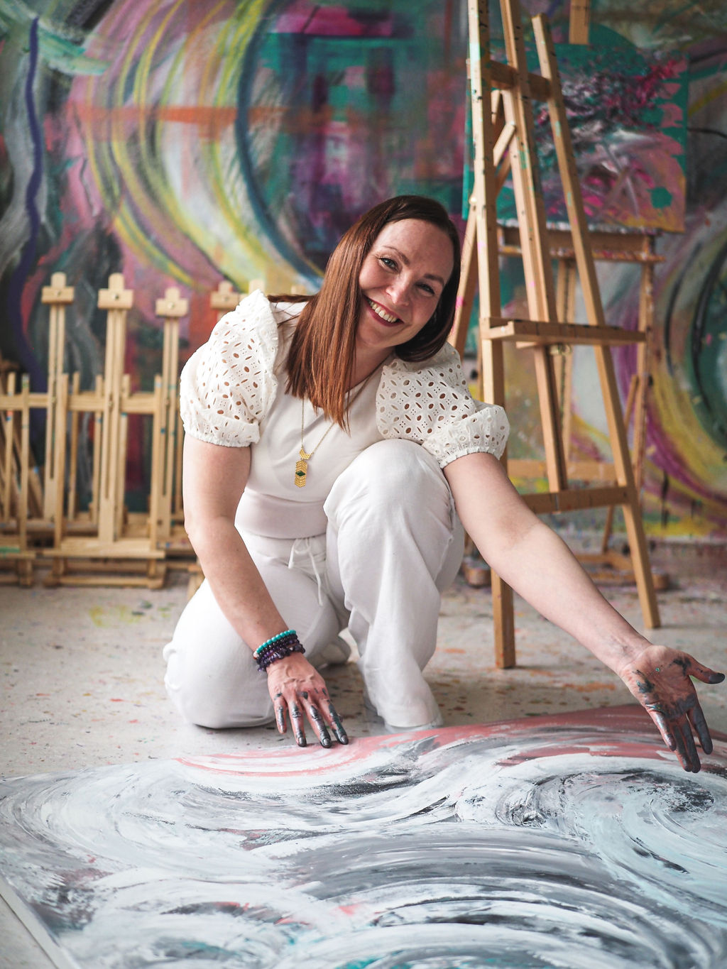 Satu Suomalainen ateljeella Kuopion keskustassa