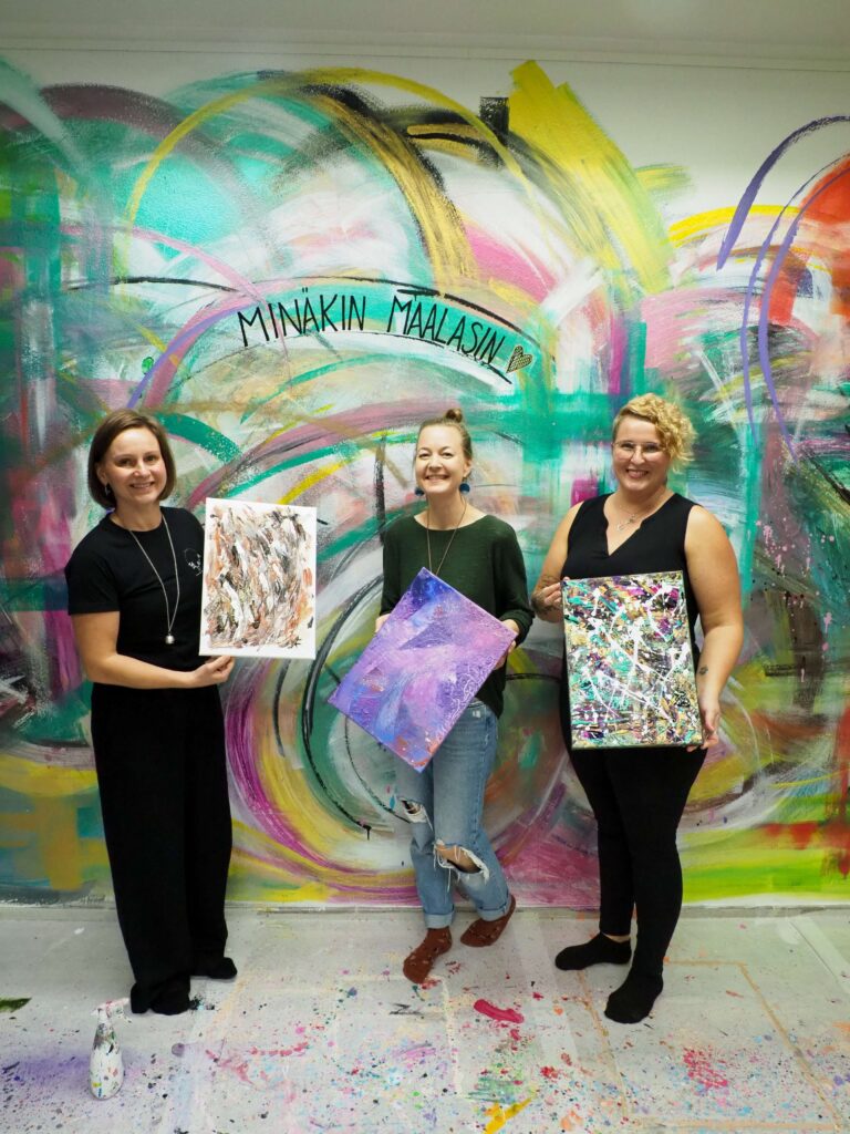 Ateljee Satu Suomalainen Kuopio. Siellä syntyy näin upeita tauluja.